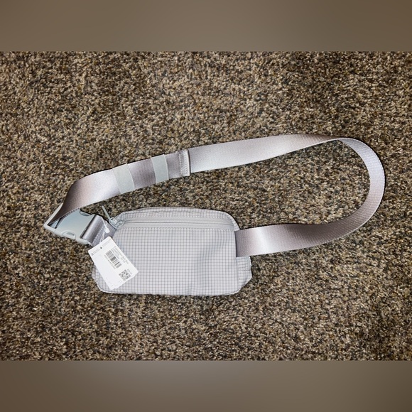 Lululemon Everywhere Belt Bag (Printed) - Picture 4 of 4